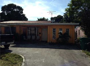 32 NE 166th St, Miami, FL 33162