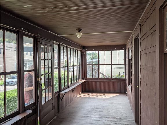 4th image of 105 Courtney Avenue