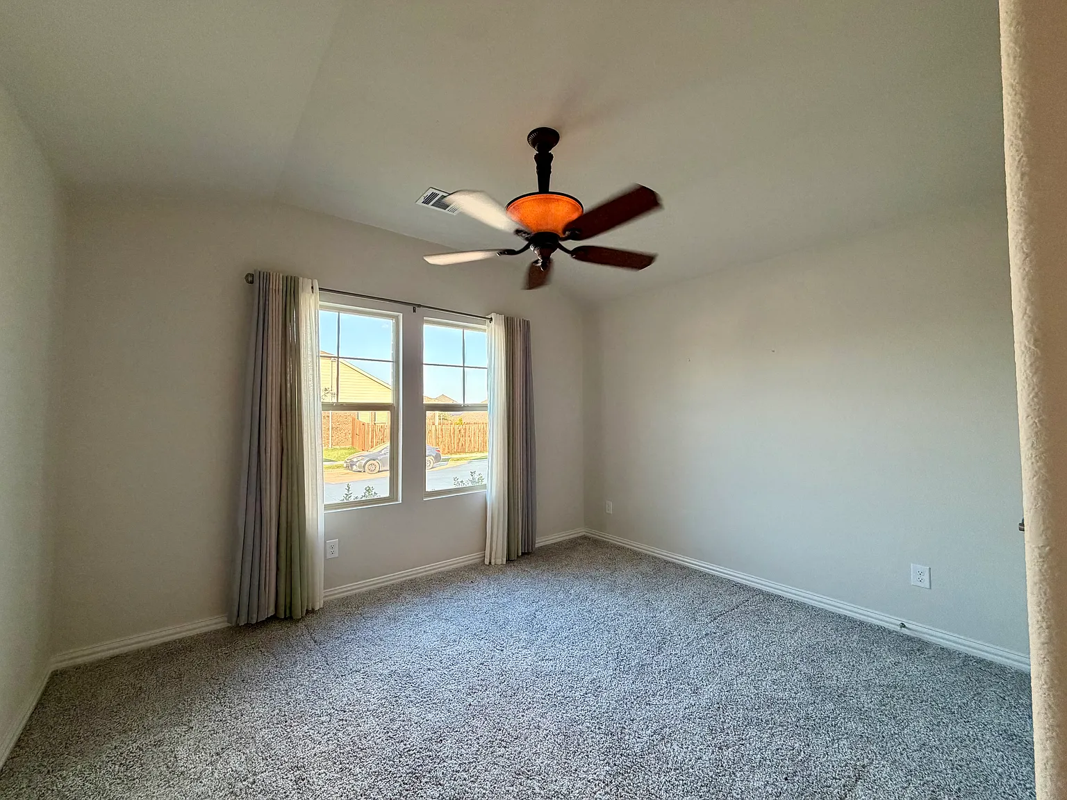 4 bed, 2077 sqft, $2,400 — Photo 2