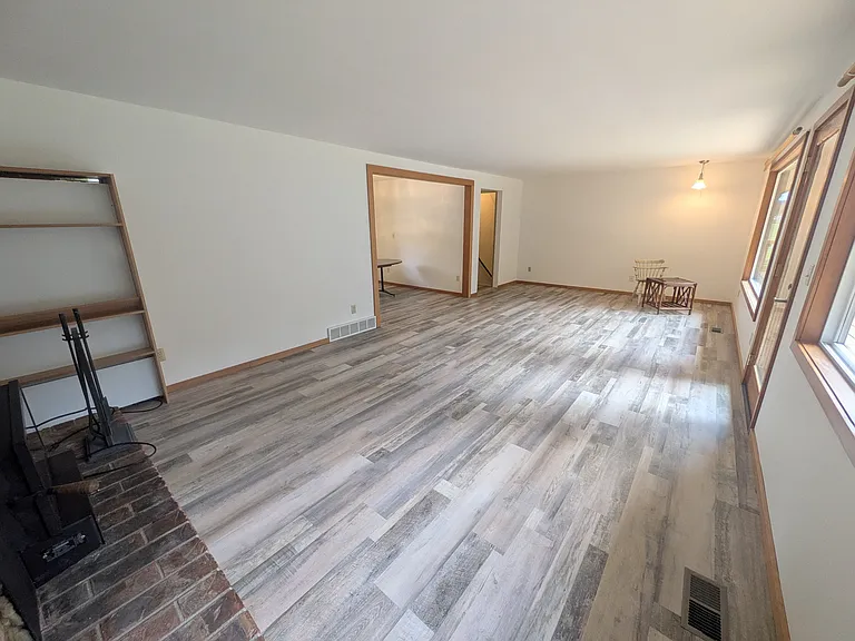 2421 Hastings Ave W — Photo 4