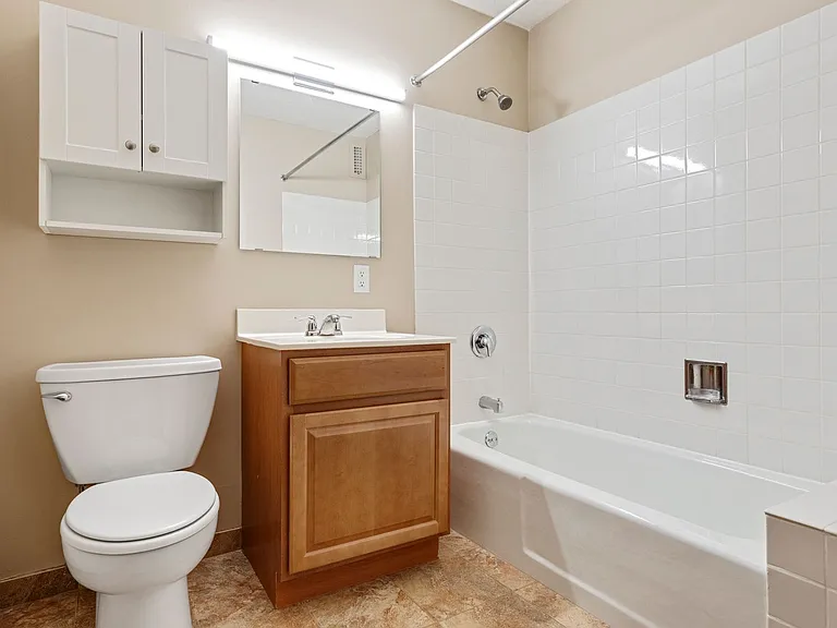 Rivergate Apartments — Photo 63