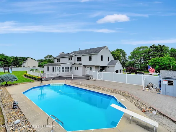 9 Wildwood Way, Freehold, NJ 07728