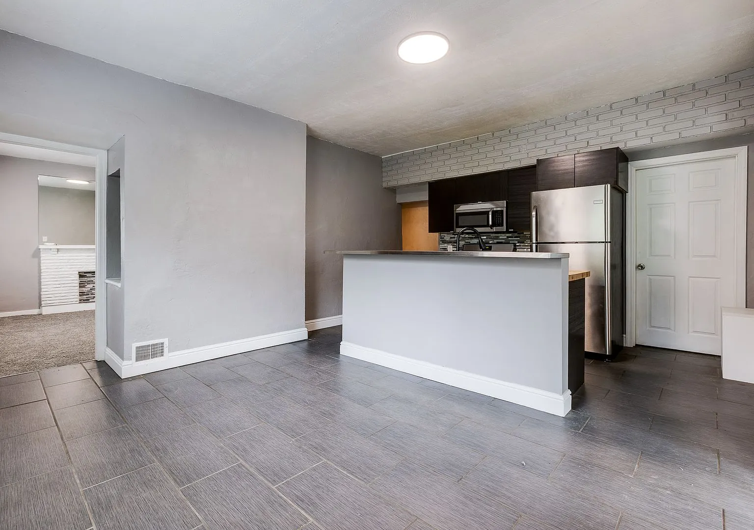 Available Now - 3 Bedroom Home W/ Garage! Ask How You Can Get Up To One Month Of Free Rent! — Photo 2