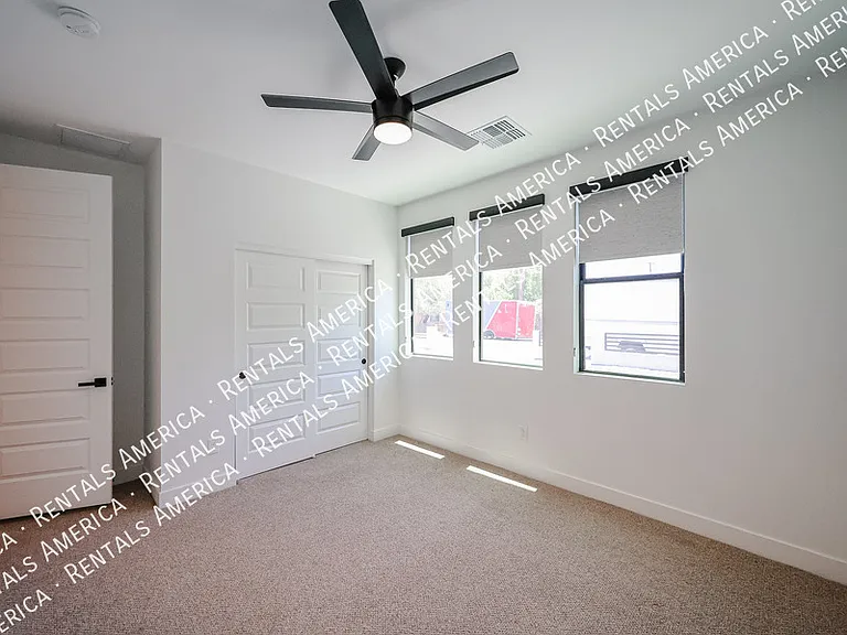 2418 E Amelia Ave — Photo 27