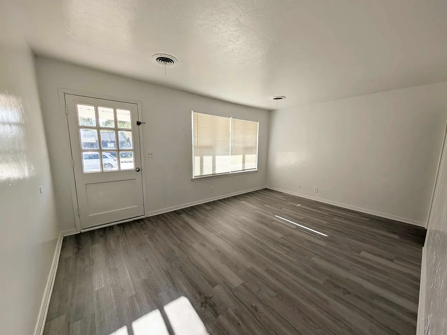 4 bed, 1.5 bath, 1376 sqft, $1,300 — Photo 4