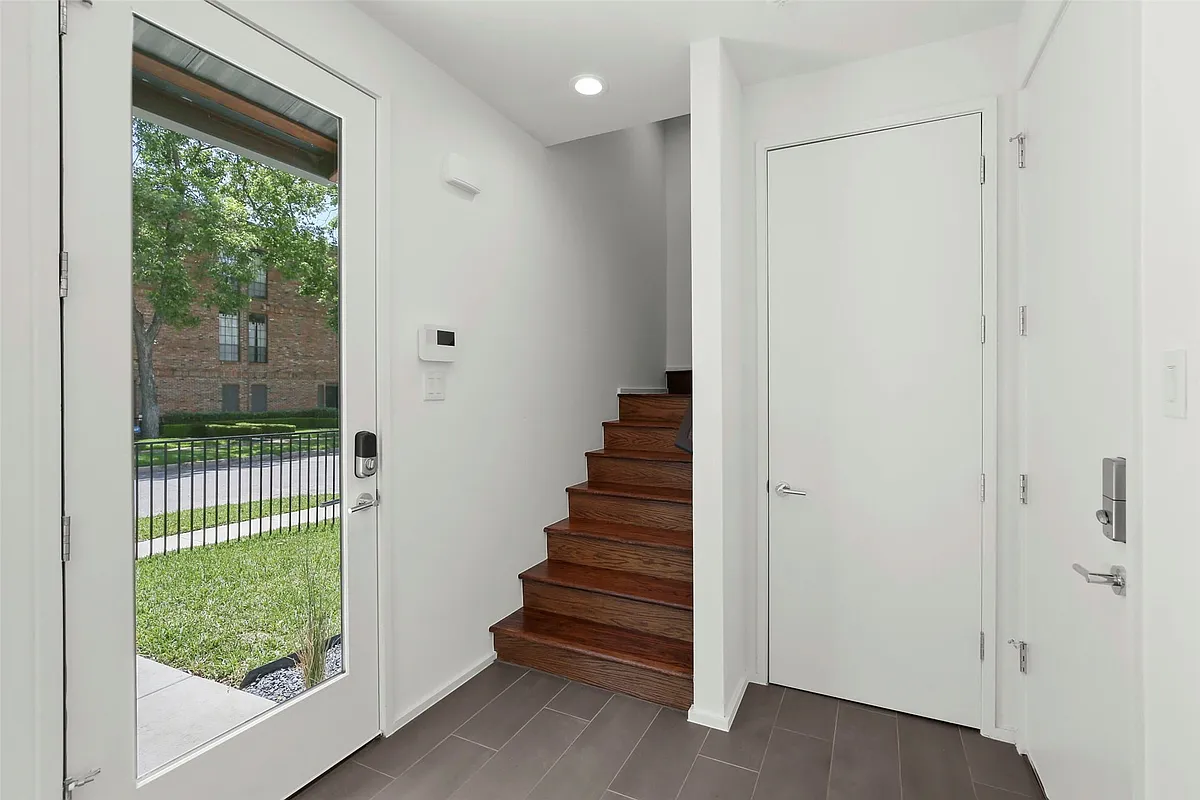 Building Photo - 6250 Oram St #102