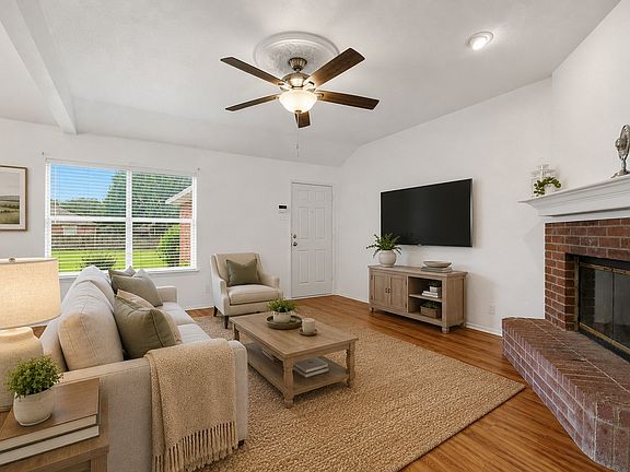 3rd image of 921 High Point Dr