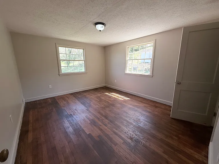 409 S Chestnut St — Photo 22