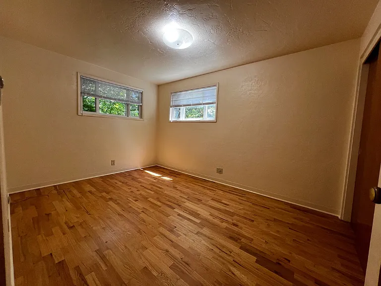 305 E 39th Ave — Photo 18