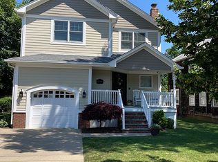 61 Prospect St, Babylon, NY 11702