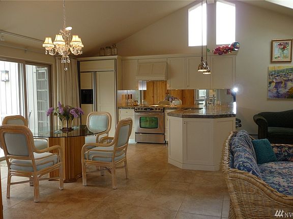 Open-space, airy high-ceilin