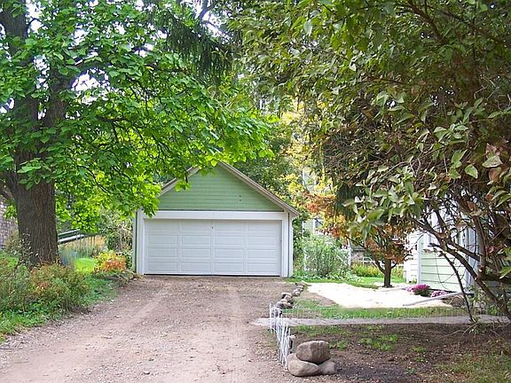 2 car garage w/ auto open door