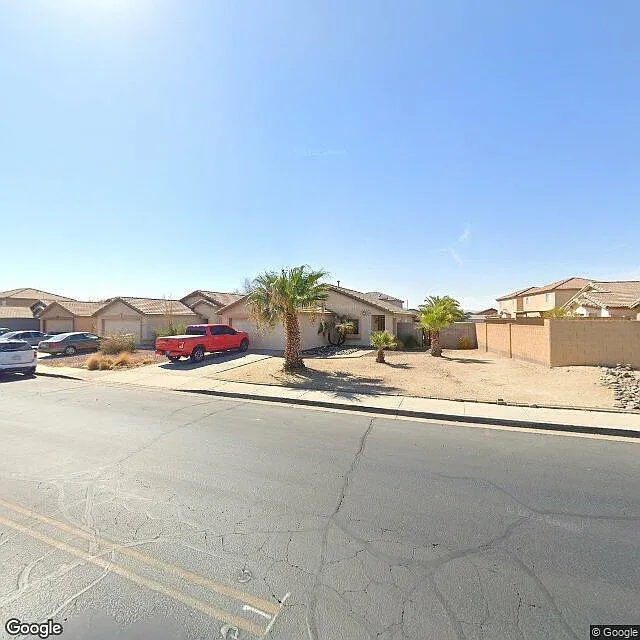 Single level 3 bedroom, 2 bathroom home with large dive pool — Photo 2