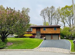 11 Durham Ln, Suffern, NY 10901