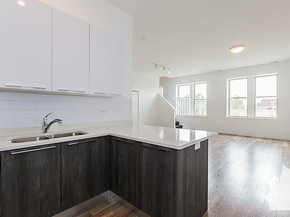 4th image of 2702 N Wilton Ave #207
