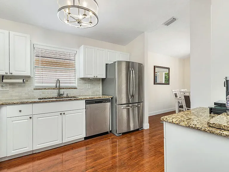 1304 Waterway Cove Dr — Photo 6