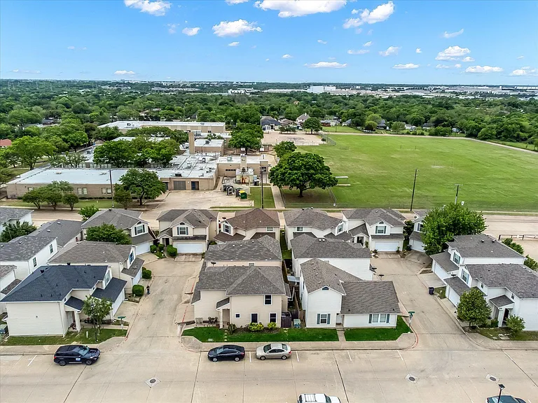 pictures elementary school within walking distance