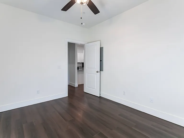 The Lakewood House Apartments — Photo 25