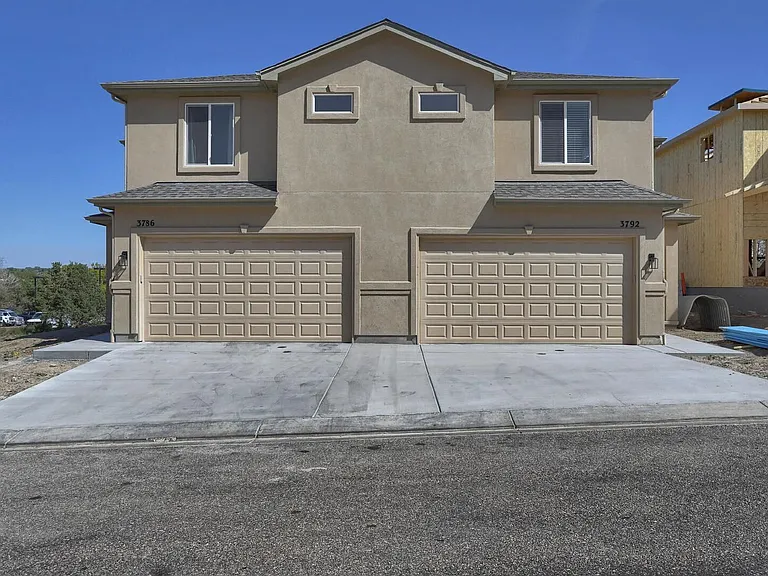 3792 Venice Grv — Photo 1