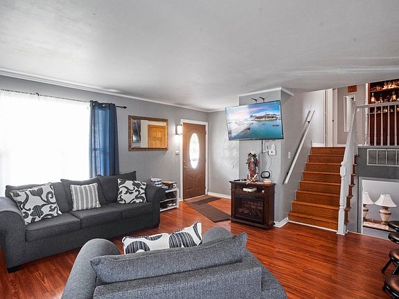 3rd image of 1363 Leslie Ln