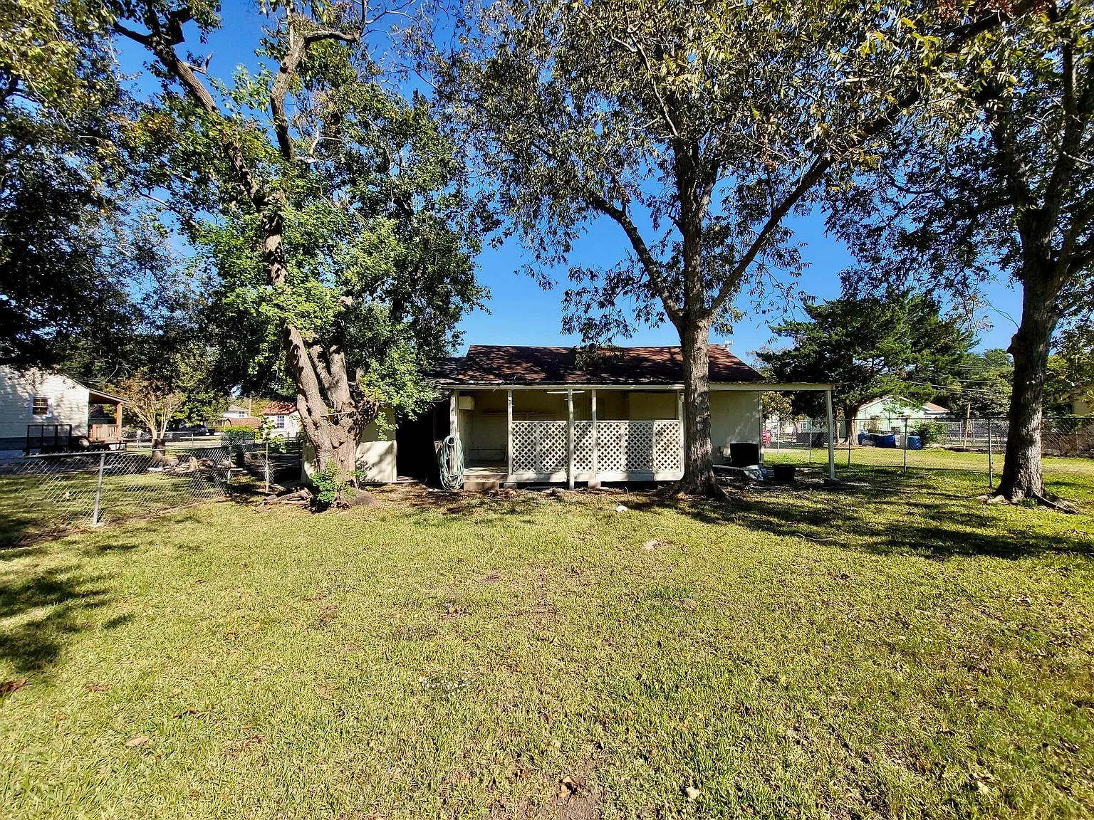 2 bed, 1.0 bath, 828 sqft, $1,200 — Photo 1