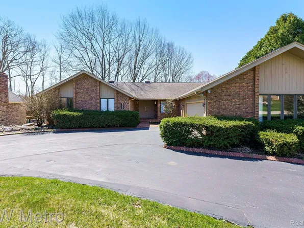 6545 Park Valley Dr, Clarkston, MI 48348