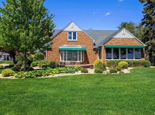 408 River Dr, Bettendorf, IA