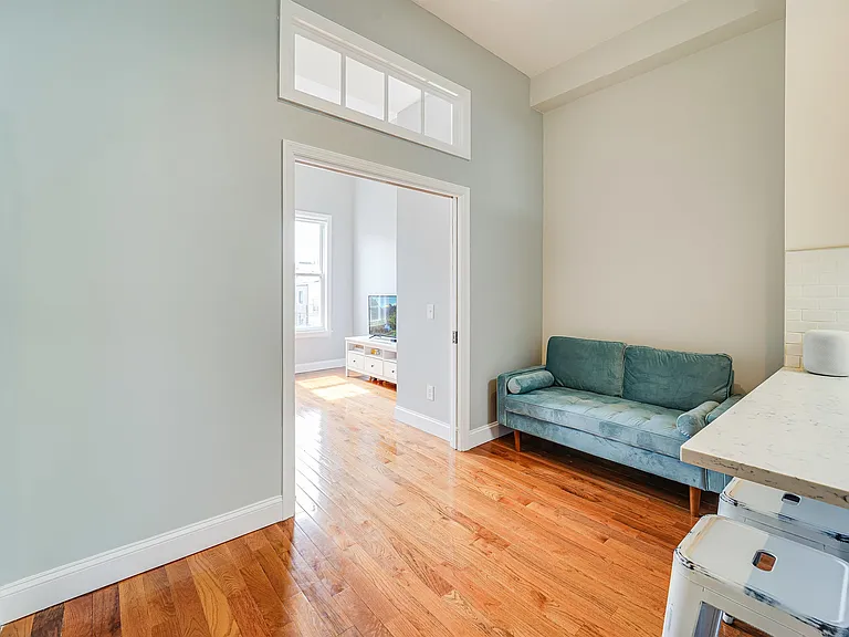 400 Madison St #7 — Photo 5