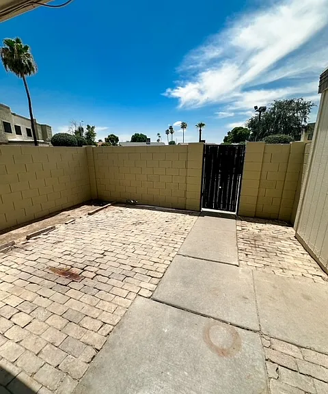 5861 N 48th Ave — Photo 1