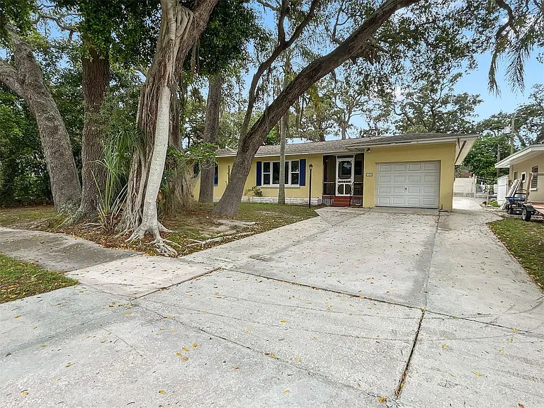 1021 Iroquois St — Photo 1