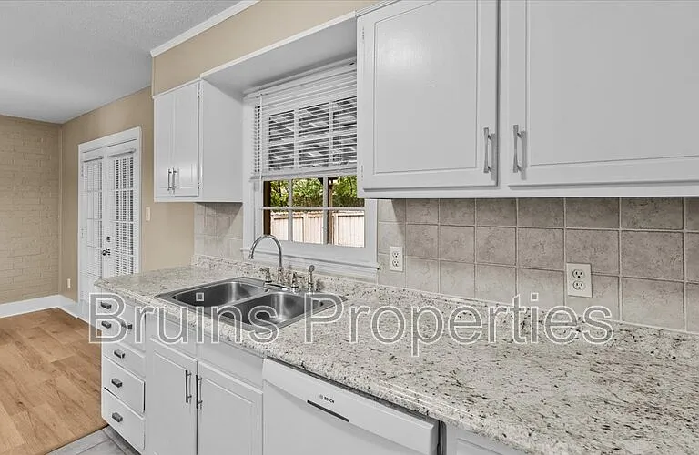 1825 Johnson St E #1 — Photo 5