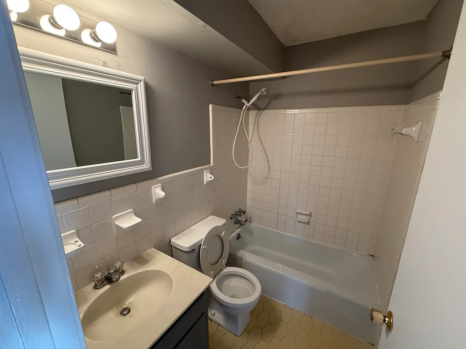 Charlestown House Apartments — Photo 3