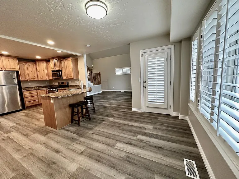 927 E Montana Vista Ln — Photo 7