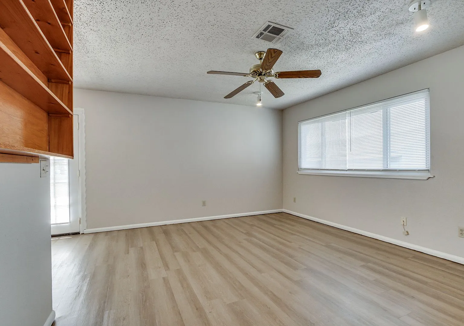 Available Now 3 Bed 1.5 Bath Home In Carl Albert Schools — Photo 4