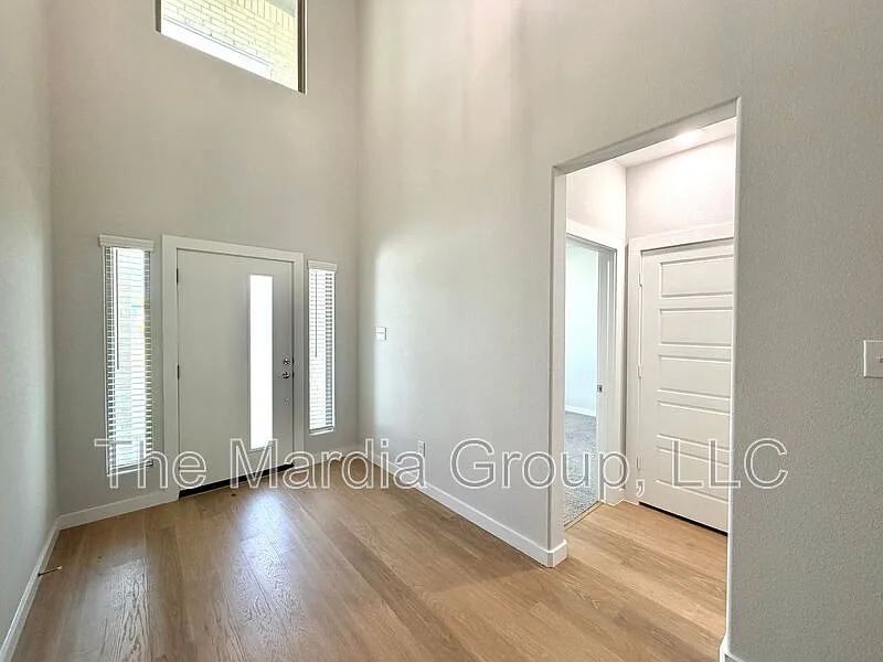 5 bed, 3.0 bath, 3139 sqft, $3,400 — Photo 2