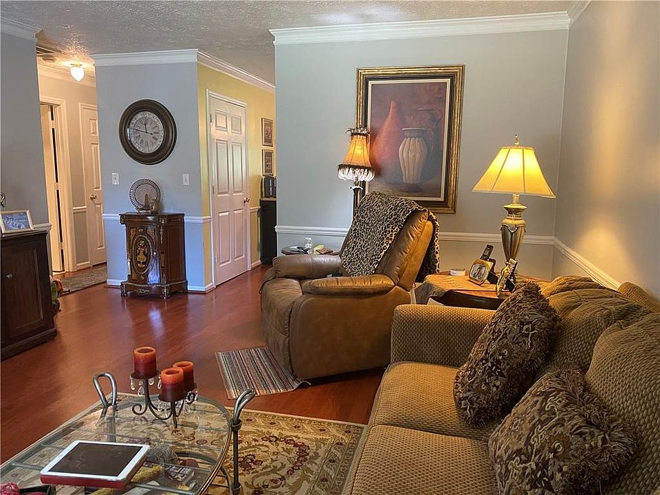 2nd image of 102 Villas Ln