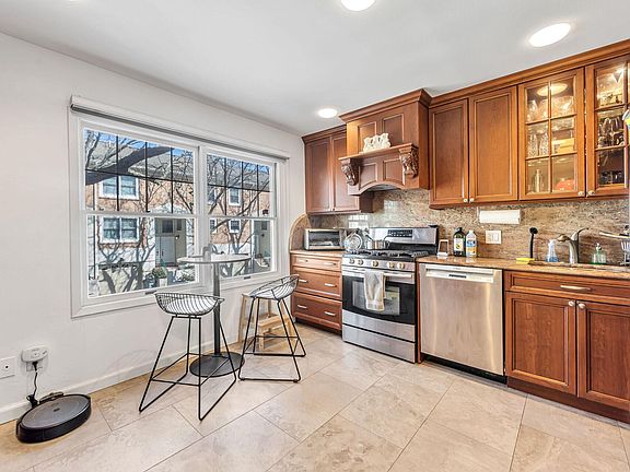 3rd image of 16 Grand Cove Way