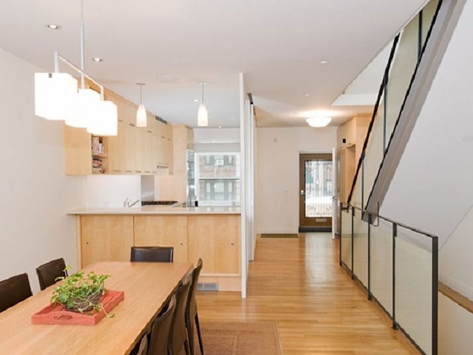 1st image of 320 W 78th St