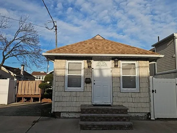 21 Center Pl, Staten Island, NY 10306