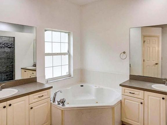 3rd image of 1745 Kinsman Way