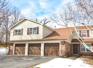 82 Pine Cir, Cary, IL 60013