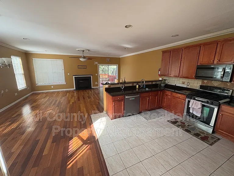 74 Oxford Ct — Photo 5