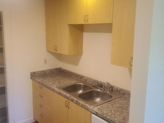2nd image of 1005 W 15th St #B