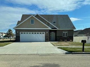 1006 Sycamore Ave SE, Minot, ND 58701
