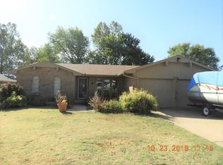 726 Wood Crest St, Moore, OK 73160