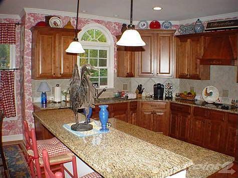 Upgraded Kitchen w/Granite Countertops
