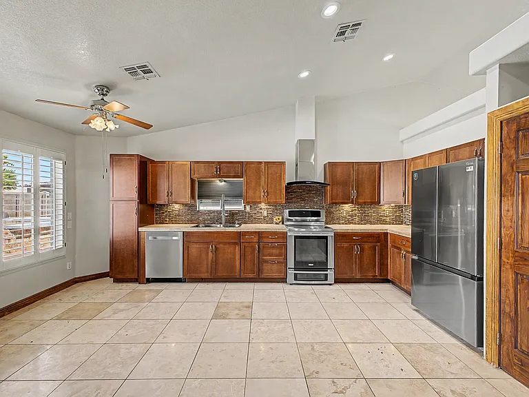8544 W Holly St — Photo 9