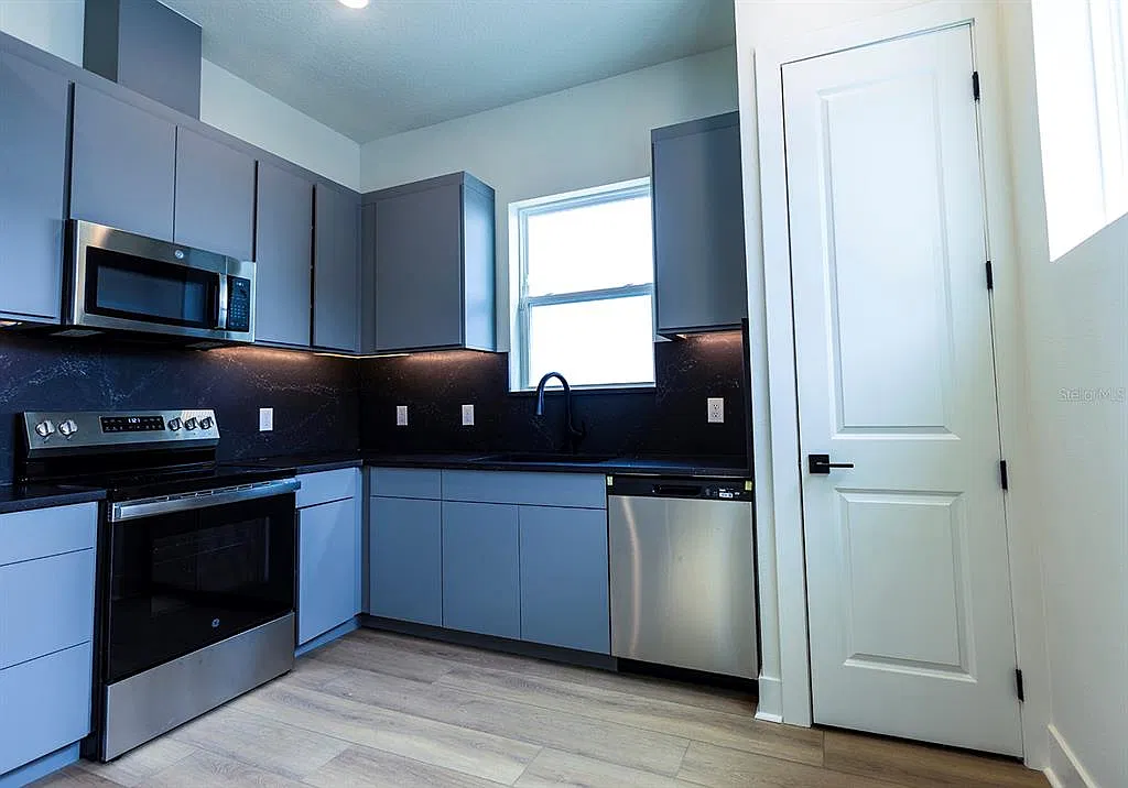 1 bed, 1.0 bath, 838 sqft, $1,700 — Photo 3