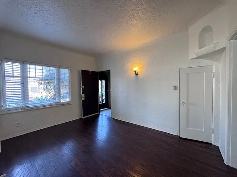 416 W Burnett St — Photo 2