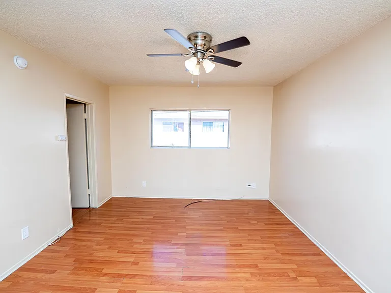 7425Vine — Photo 2